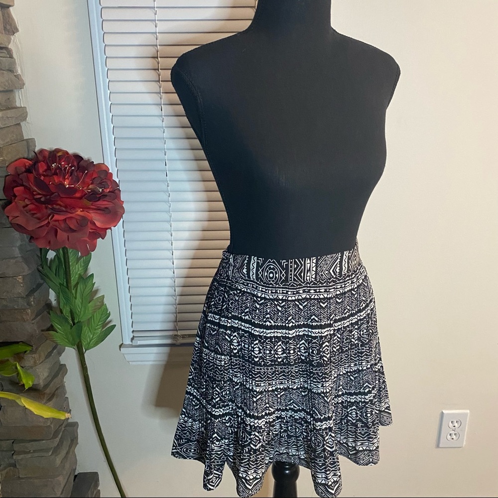 ❤️Cute Black & White, fully lined, pleated skirt. Medium, fits like a small NWOT